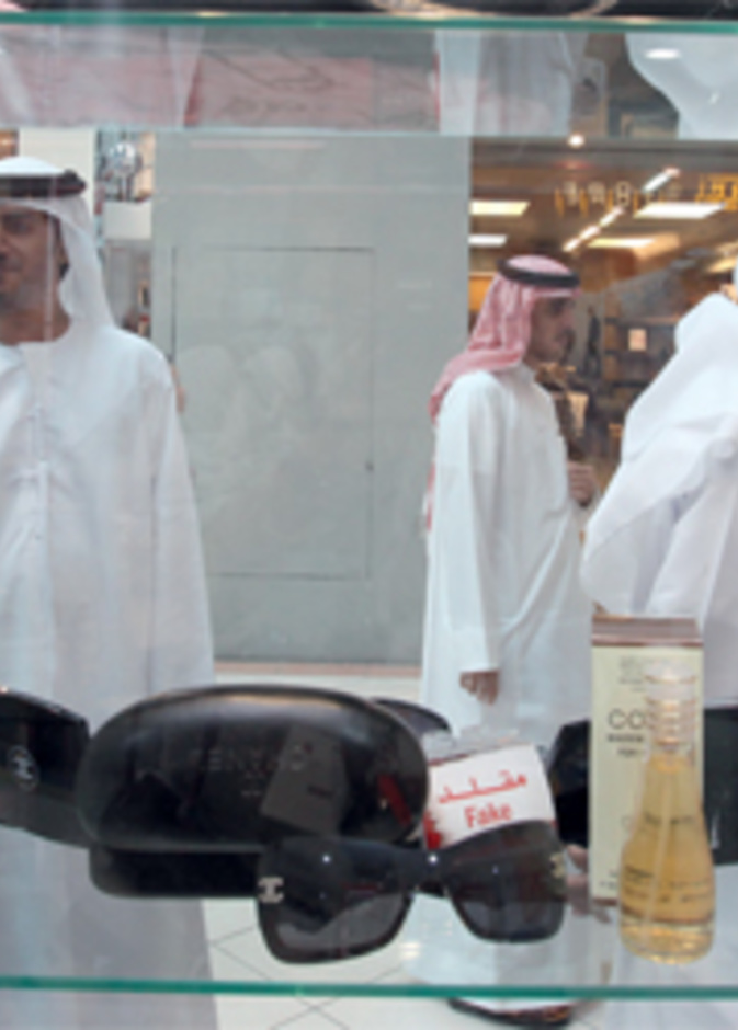 ضبط عطور مقلدة بدبي قيمتها 3 ملايين درهم
