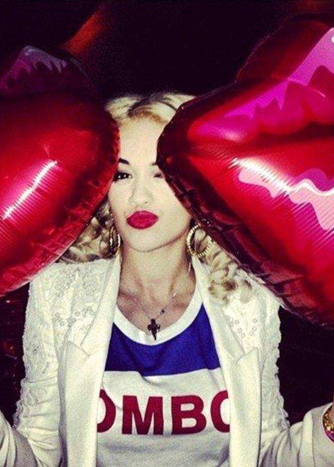 المغنية ريتا أورا تحتفل بالفلانتين