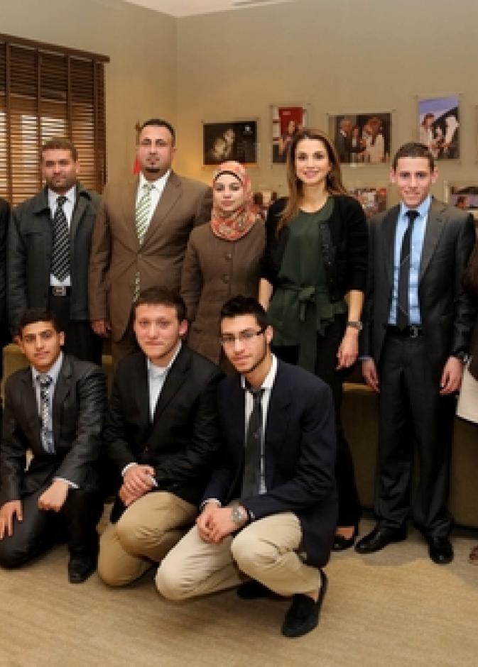 جلالة الملكة رانيا العبدالله خلال لقاء مع مشاركين وفائزين في مسابقة انتل العربية