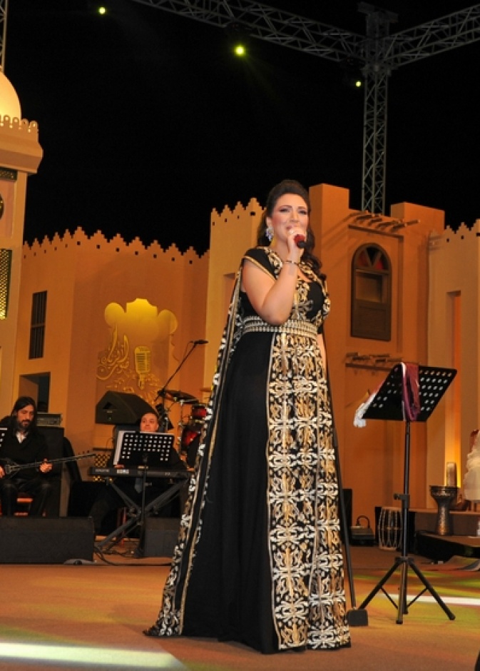 أسماء لمنور تغني في الدوحة