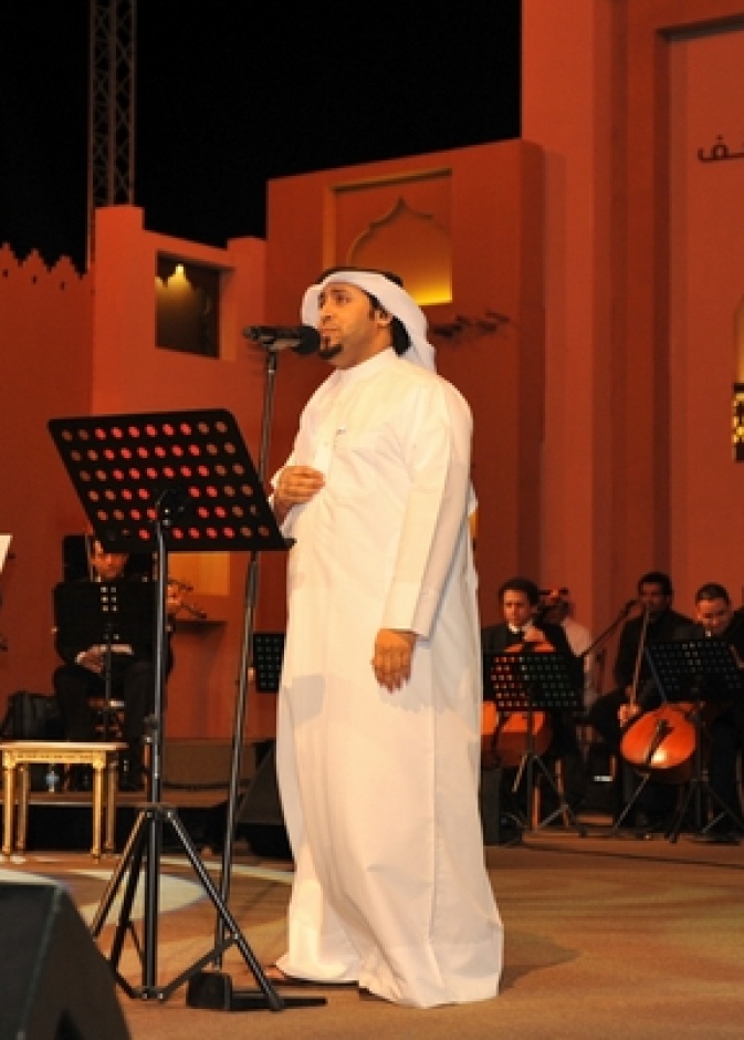 القيصر يغني على المسرح المكشوف في سوق من ليالي احتفالات مهرجان الربيع الغنائية