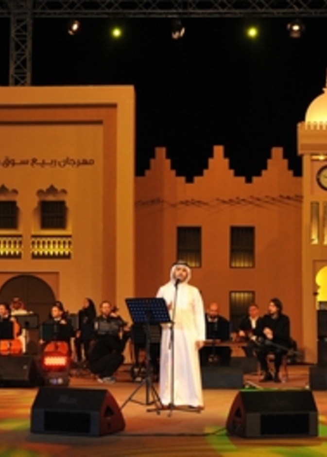 يغني الفنان السعودي نايف البدر في سوق واقف