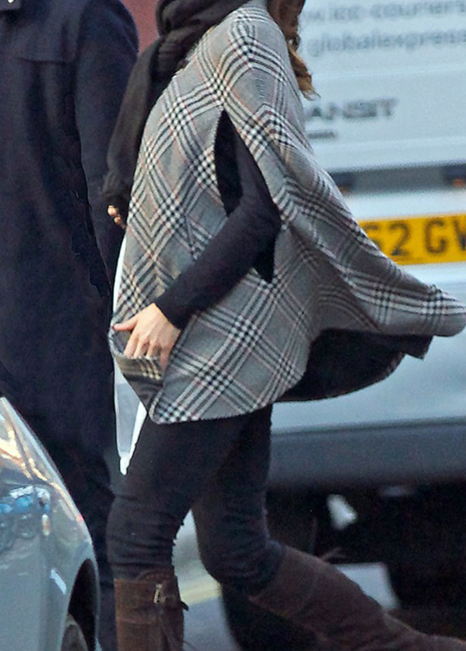 كيت وهي تتسوق لملابس طفلها