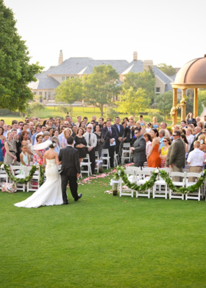 أفكار رائعة لتزيين كراسي المدعوين بحفل الزفاف