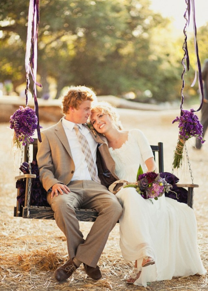 أرجوحة للعروسين مزينة بالورود