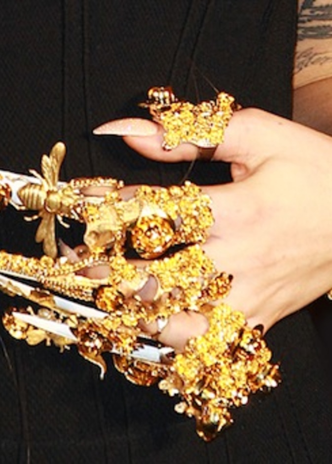 الأظافر الذهبية التي صممها لها ايضاً كين بوروتشوف