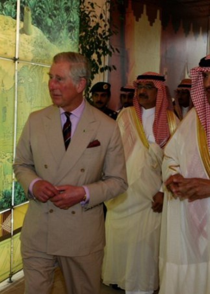 الامير تشارلز برفقة الامير سلطان في معرض مشروع الدرعية