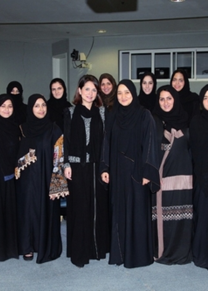 الخبيرة المصرفية عظيمة زهير خلال زيارتها لدار الحكمة