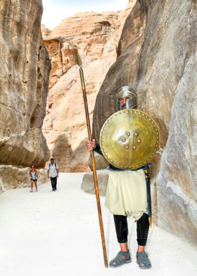 الدروع مع الحراس الرمح في الوادي السيق