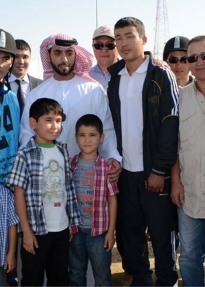 الشيخ الدكتور خالد بن سلطان مع عدد من أفلااق الفريق الكازاخستاني