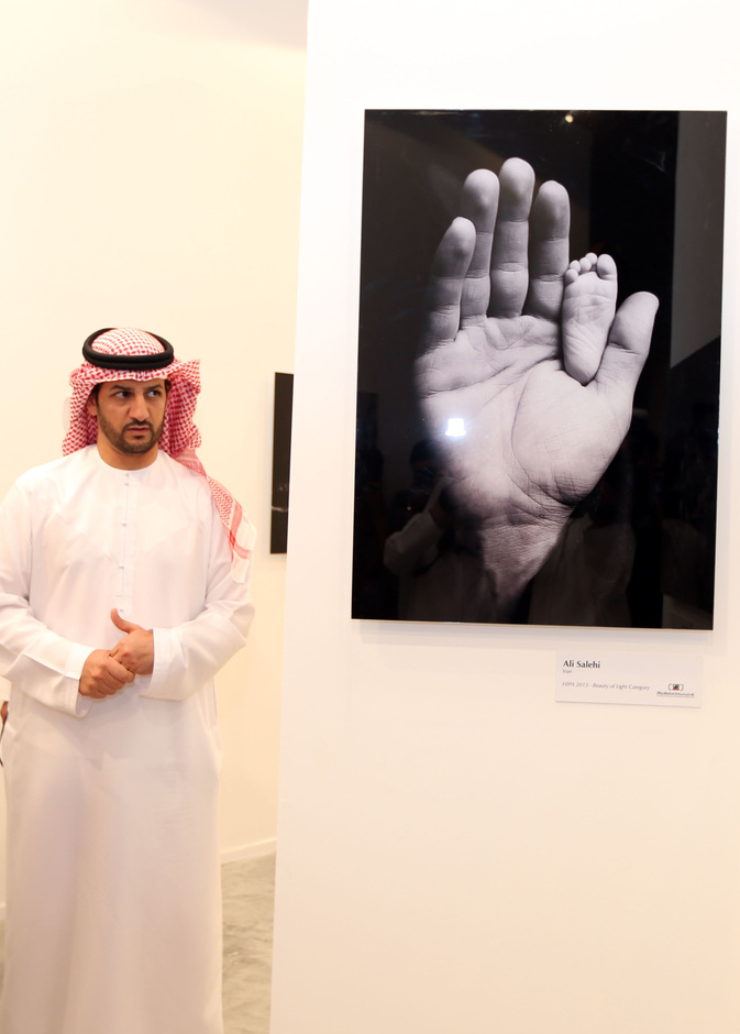 الشيخ ماجد متجولا في أروقة المعرض