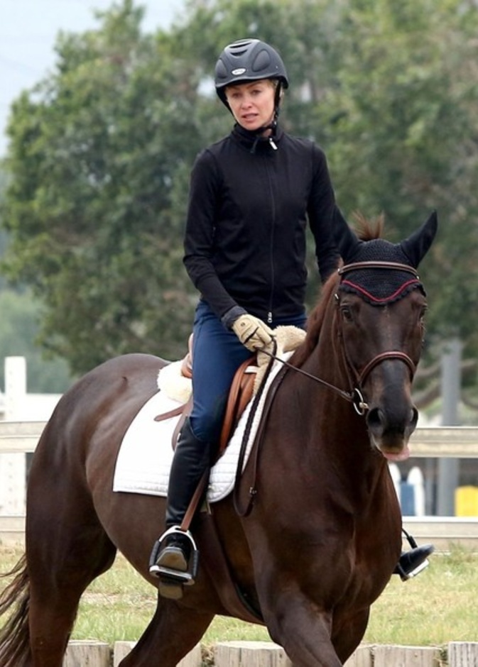 الممثلة الأسترالية Portia de Rossi تمتطي جوادها بإحدى حدائق لوس أنجلس