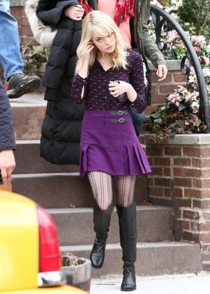 النجمة إيما ستون تحاول تعديل سماعات الأذن