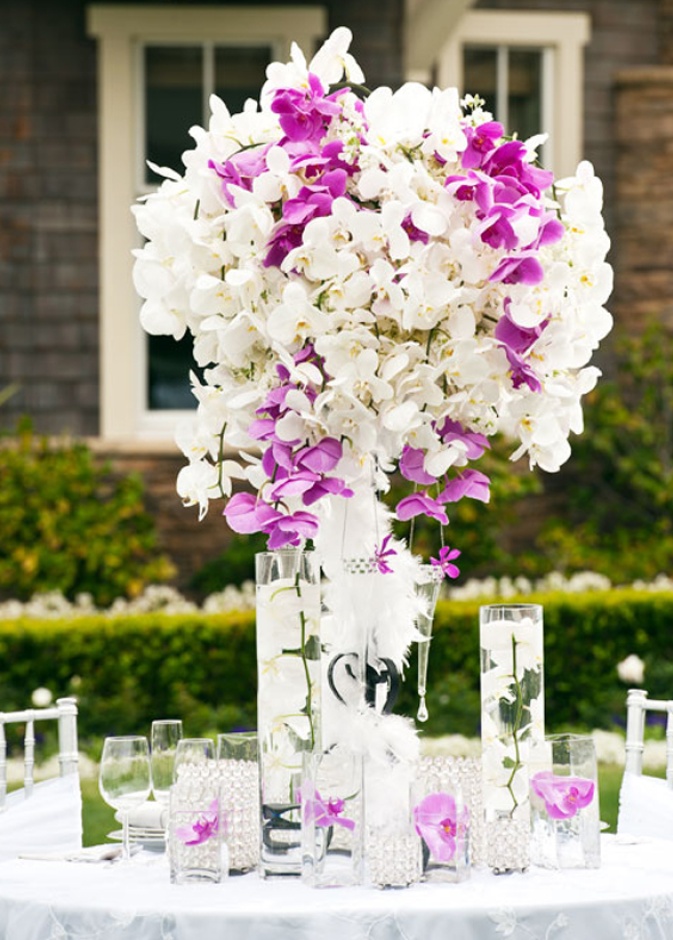 باقة طاولة أعراس من الاوركيديا البيضاء والبنفسجية
