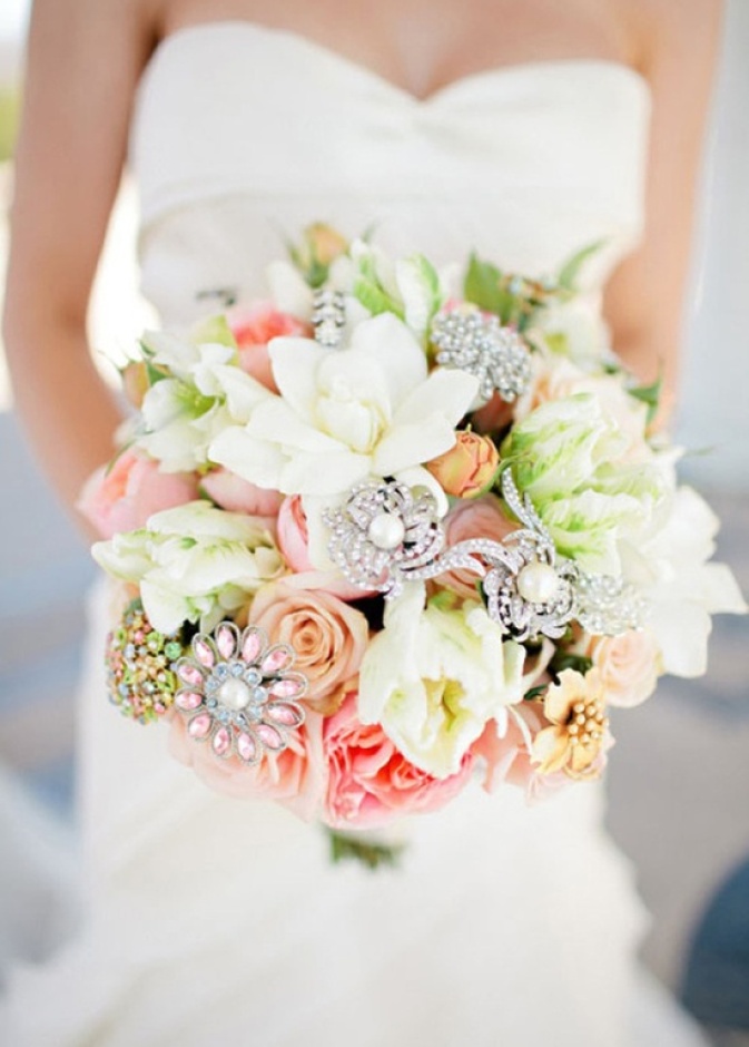 باقة عروس بالوان الباستيل مرصّة ببروشات برّاقة