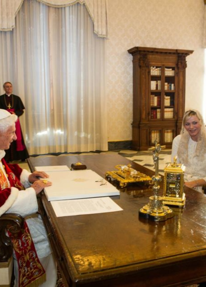 مع زوجها لدى زيارة البابا Benedict XVI