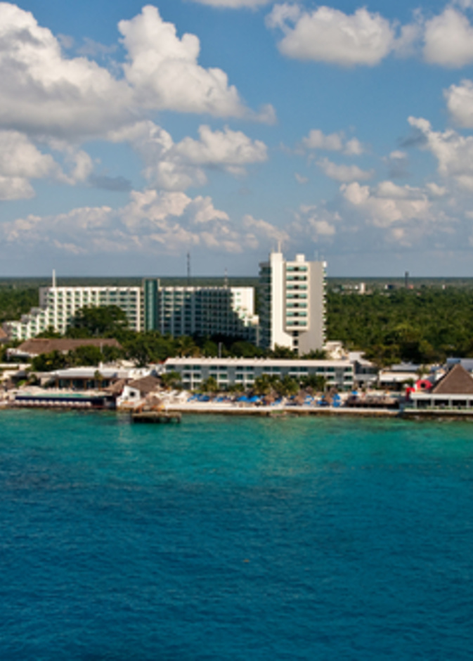 يخت لطيفة بيضاء راسية قبالة ساحل المكسيك كوزوميل