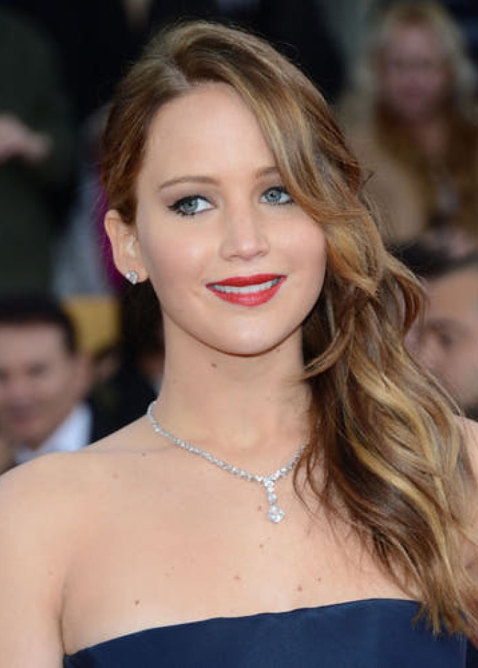 جينيفر لورانس باقراط اذن ماسة واحدة وعقد ماسي من Chopard