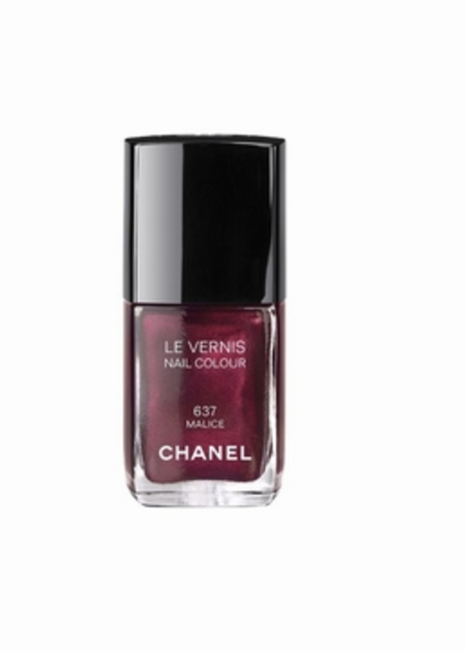 طلاء اظافر باللون الأحمر الداكن من شاينل