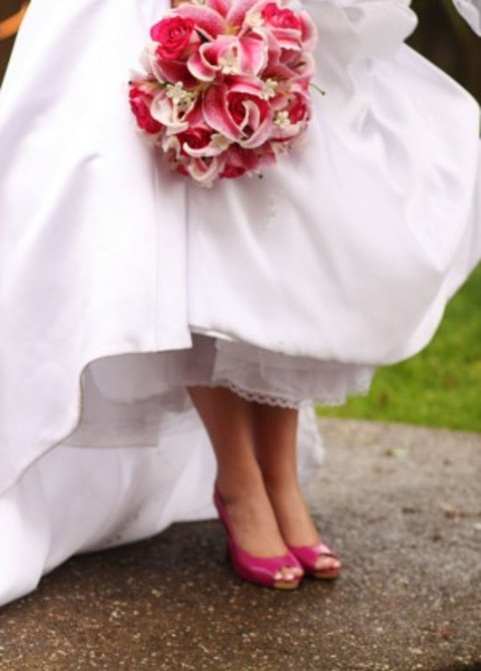 حذاء باللون البرتقالي