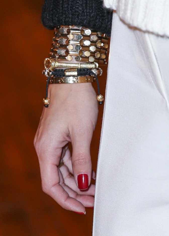 أوليفيا باليرمو ترتدي أساور ذهبية مختلفة