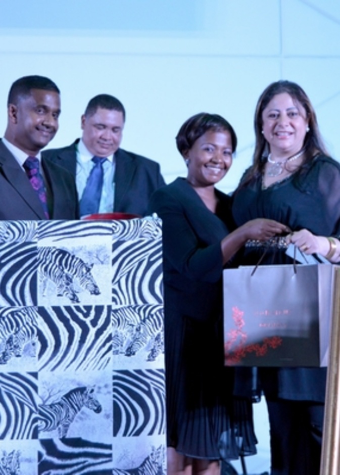 الفائزة بالسحب تتسلم جائزتها من حرم السفير