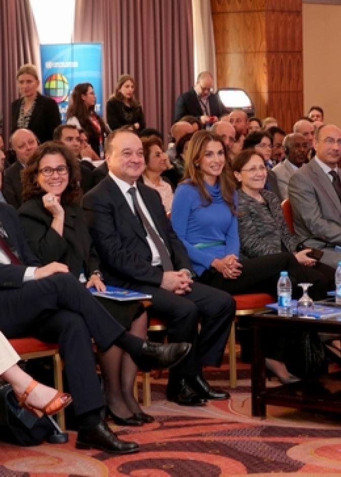  الملكة رانيا العبدالله خلال افتتاح اعمال المنتدى العربي للتنمية