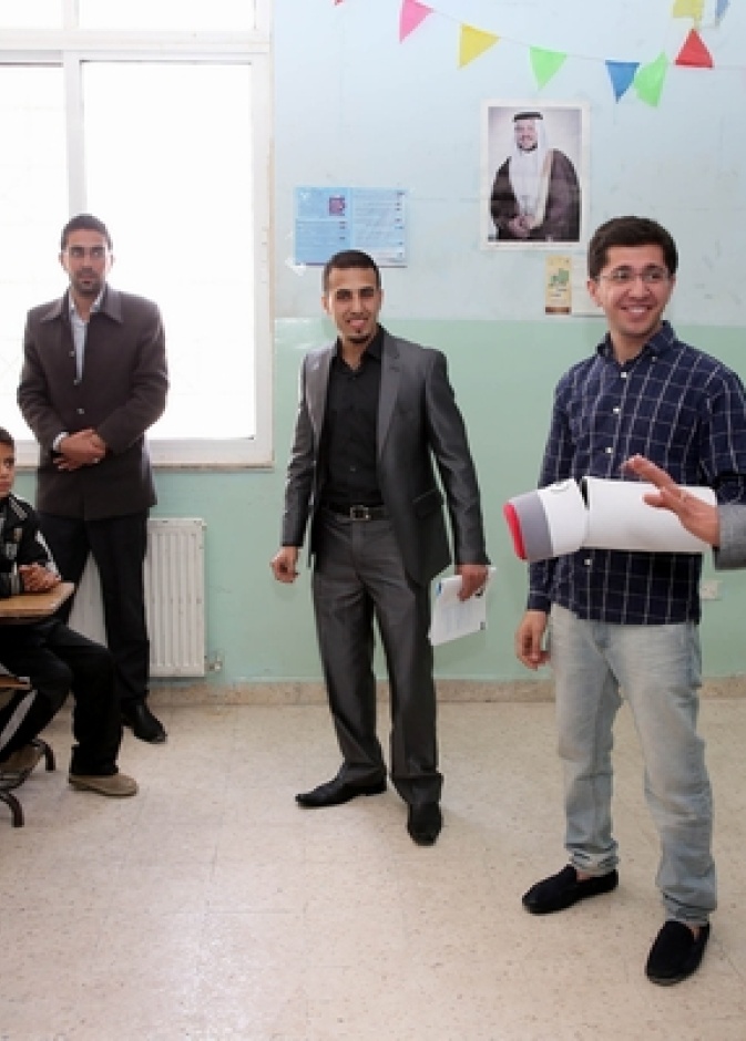 الملكة رانيا العبدالله خلال زيارة إلى مدرسة المأمونية الثانوية للبنين