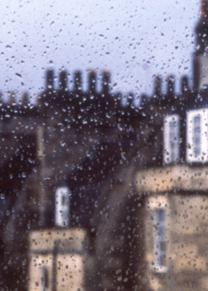 المنازل الصف من خلال نافذة الرطب في الحمام، إنجلترا