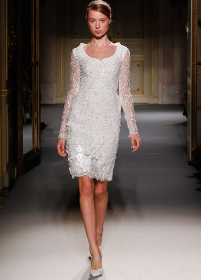 طقم ابيض مرصع بالورود الرقيقة يصلح لحفل عشاء عرس ناعم