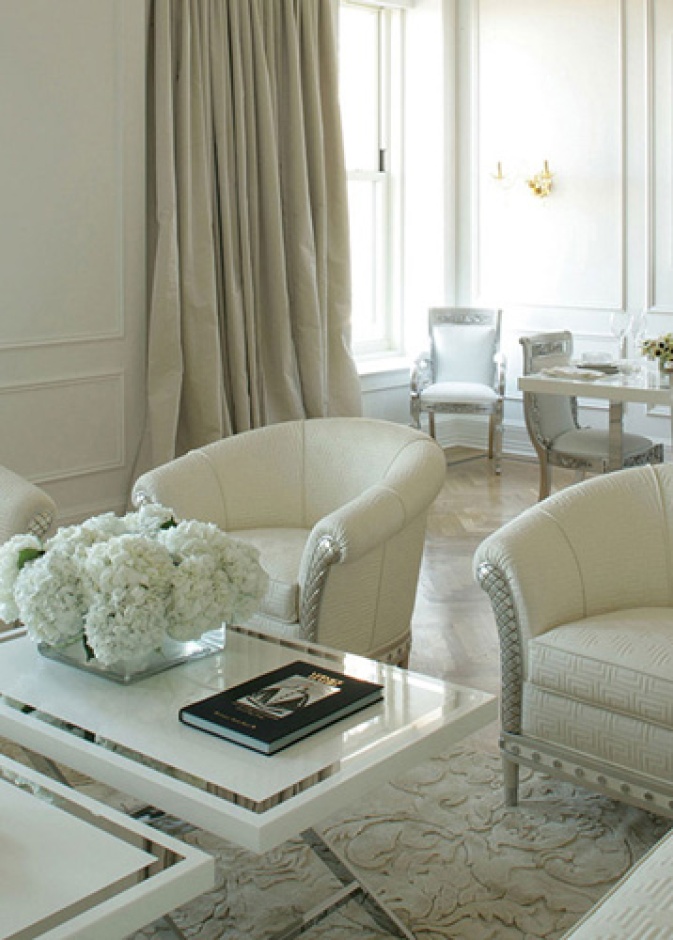 غرفة معيشة بيضاء فاخرة من تصميمات أثاث Versace