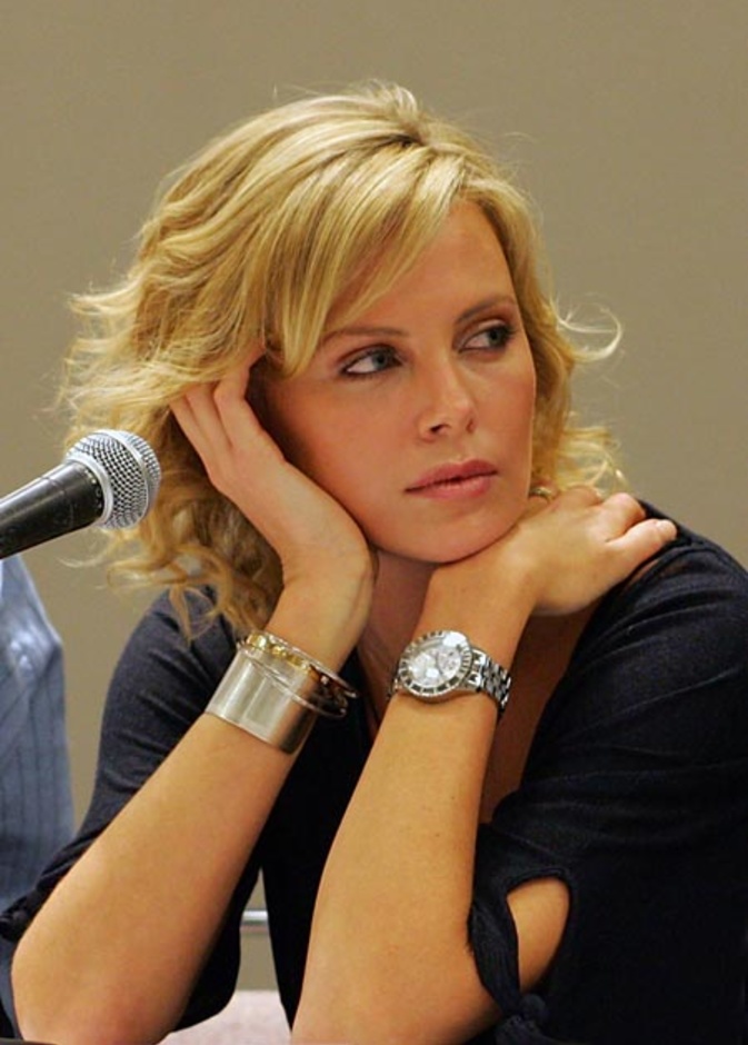 الوجه الإعلاني لديور تشارليز ثيرون ترتدي ساعة ذهب ابيض من Dior