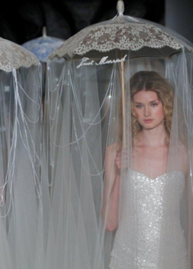 من عرض أزياء  Reem Acra خلال أسبوع  نيويورك لأزياء العروس (ربيع وصيف 2014)