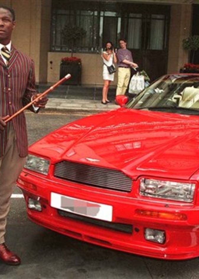 Aston Martin convertible الملاكم المعتزل كريس أوبانك أمام سيارته المكشوفة