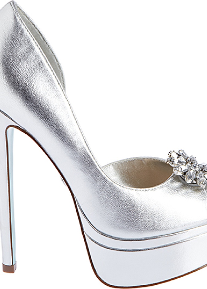Betsey Johnson حذاء عروس باللون الفضي من مجموعة