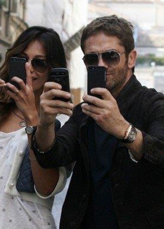 نجم هوليوود Gerard Butler برفقة صديقته Madalina Ghenea في العاصمة الإيطالية روما يحاولان أخذ صور تذكارية