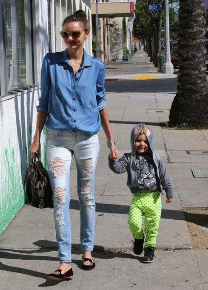  النجمة ميرندا كير مع ابنها في هوليوود