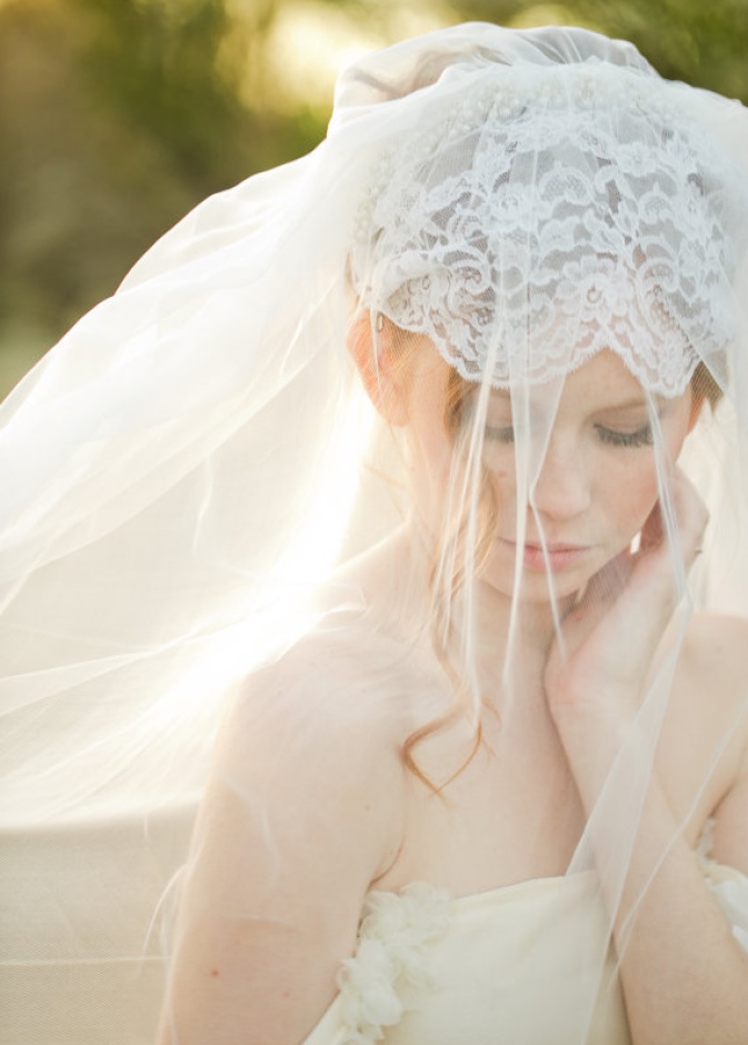 Vintage قبعة من الدانتيل وفوقها طرحة طويلة شفافة للعروس الـ