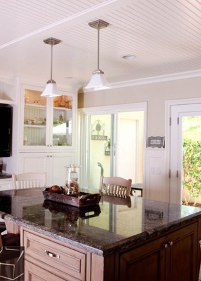 مطبخ يتألق باللون البيج المثير والجذاب من تصميم Christopher A Rose