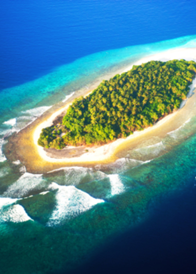 أعلى عرض من الجزيرة الاستوائية في المياه الزرقاء الفيروزية. جزر المالديف المشهد البانورامي