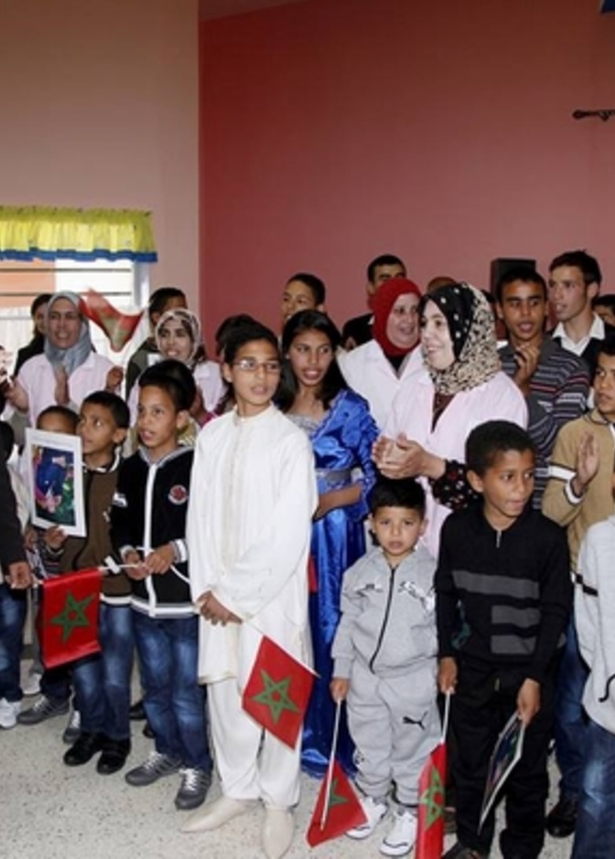 الأميرتان مع الأطفال