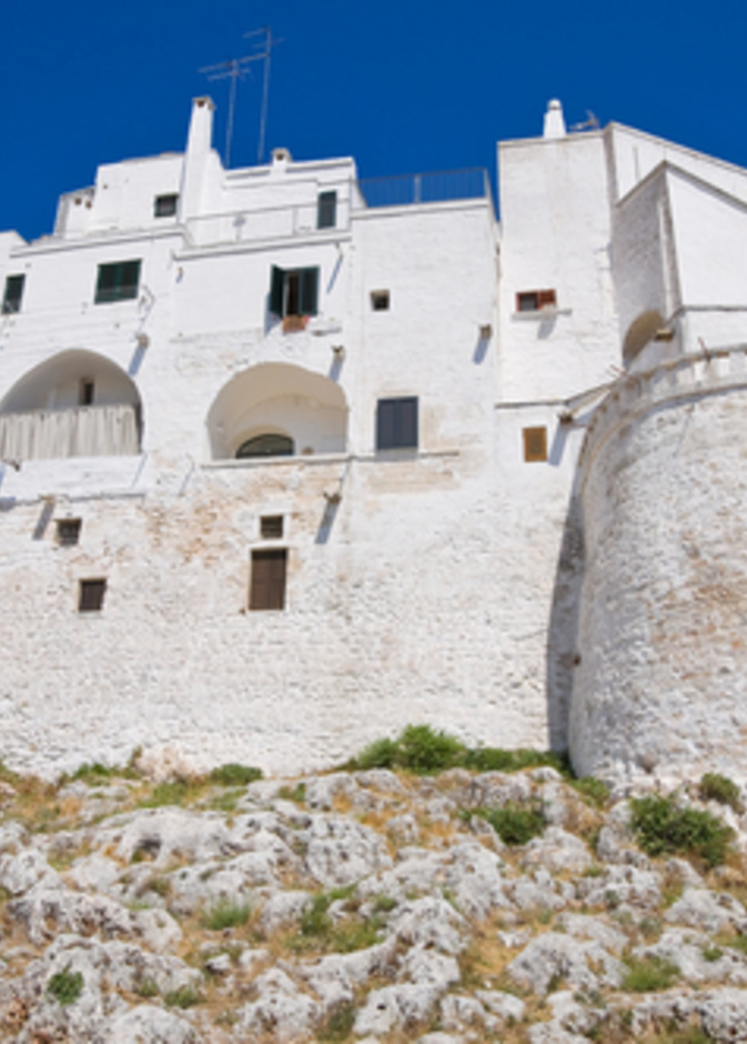 الجدران المحصنة. أوستوني. بوليا.