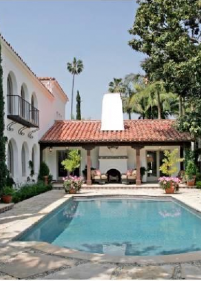 الحديقة وحمام السباحة