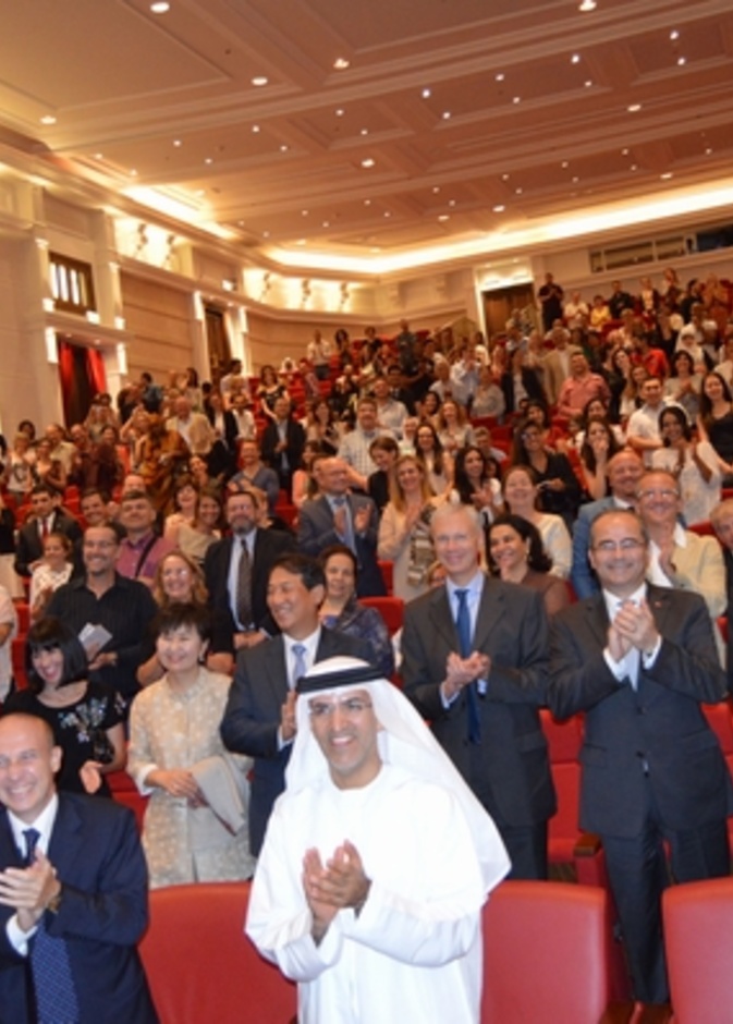 الحضور يعبر عن إعجابه بالعزف