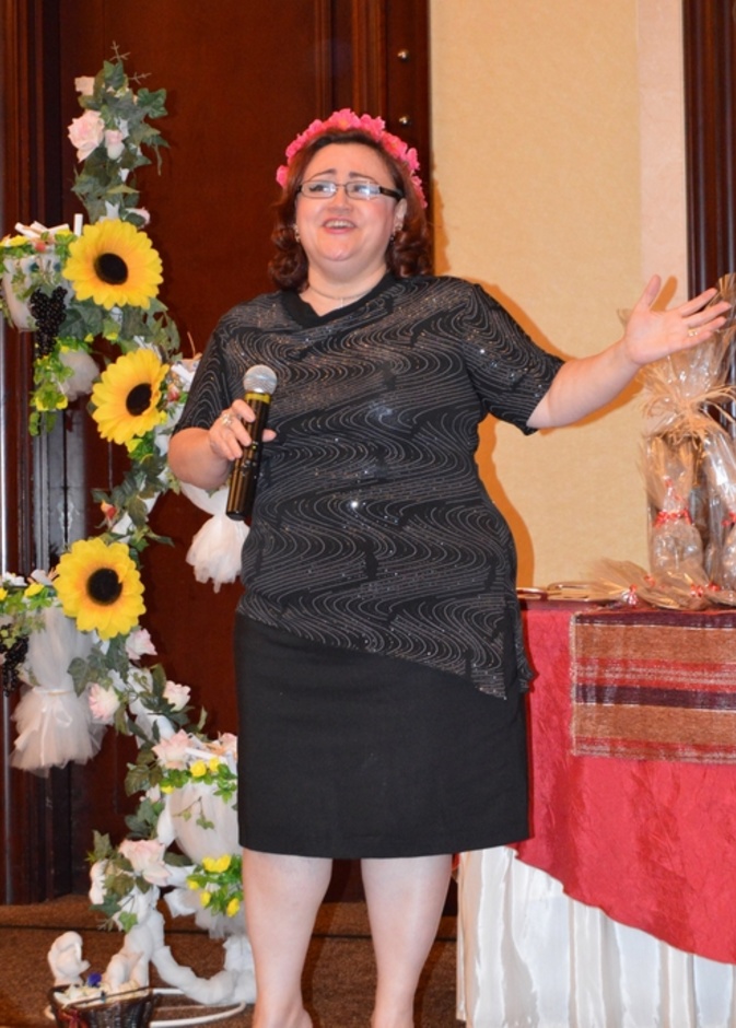 السيدة التي شاركت بالغناء