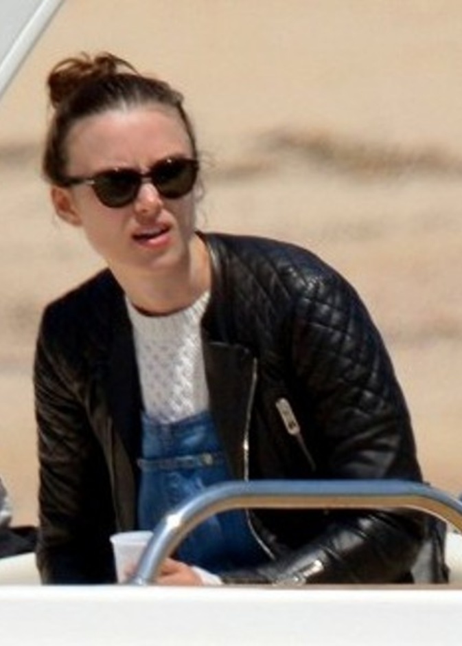 العروس كيرا نايتلي تحت أشعة شمس كورسيكا