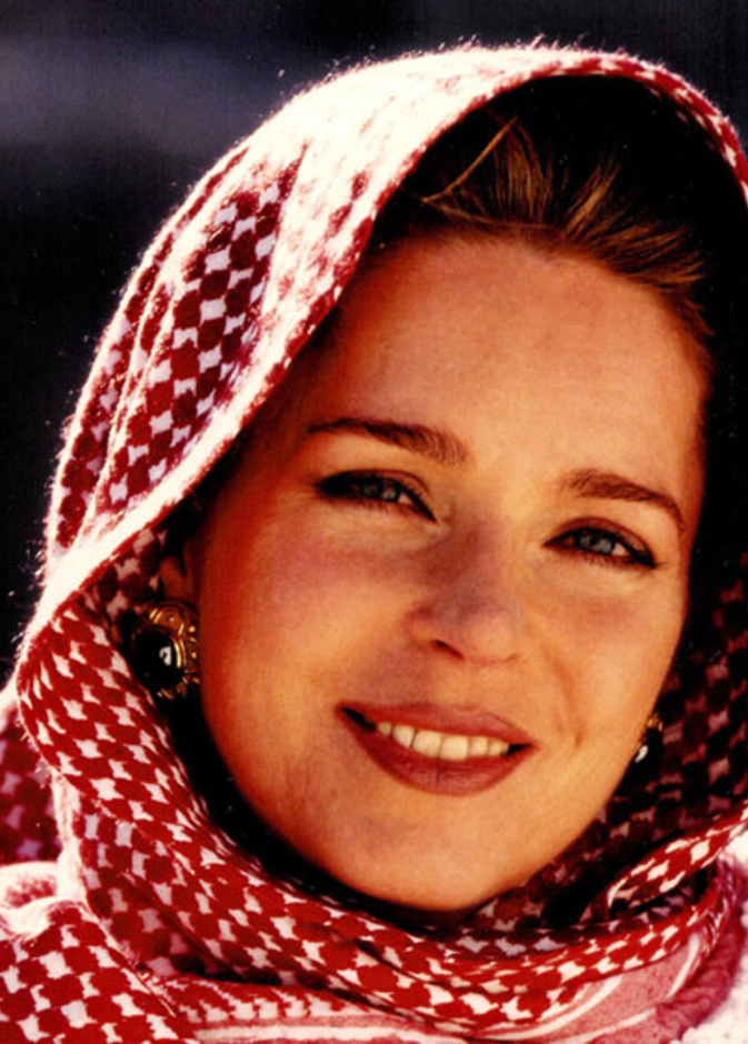 الملكة نور الحسين بالشال الأردني