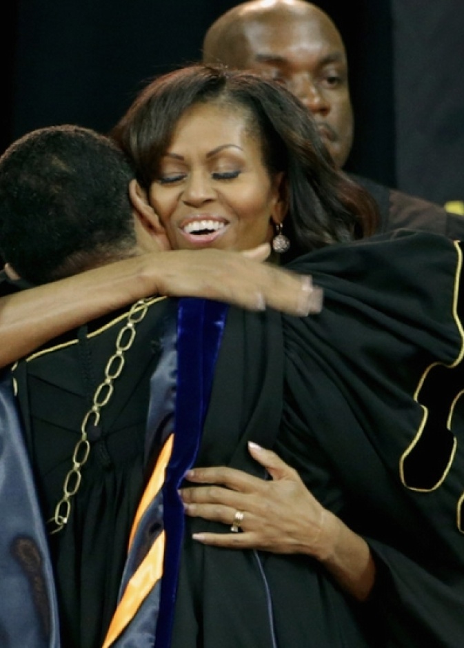 ميشيل أوباما تحتضن أحد الخريجين خلال حضورها لحفل تخرج جامعة بوي في عطلة نهاية الأسبوع الماضي