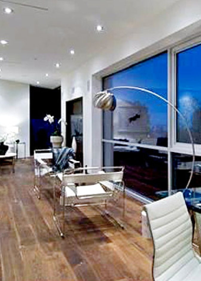 هيو هيفنر وكريستال هاريس يشتريان منزلا بـ5 ملايين