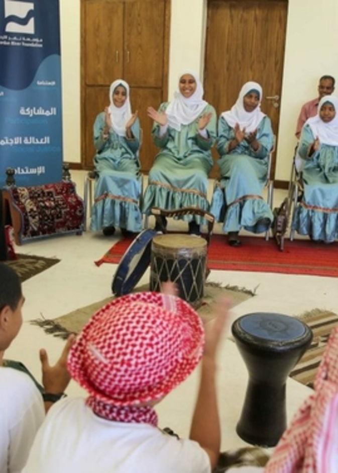  الملكة رانيا تستمع إلى عزف باستخدام آلة السمسمية قدمته فرقة براعم العقبة وذلك خلال زيارة إلى مركز الملكة رانيا العبدالله لتمكين المجتمعات